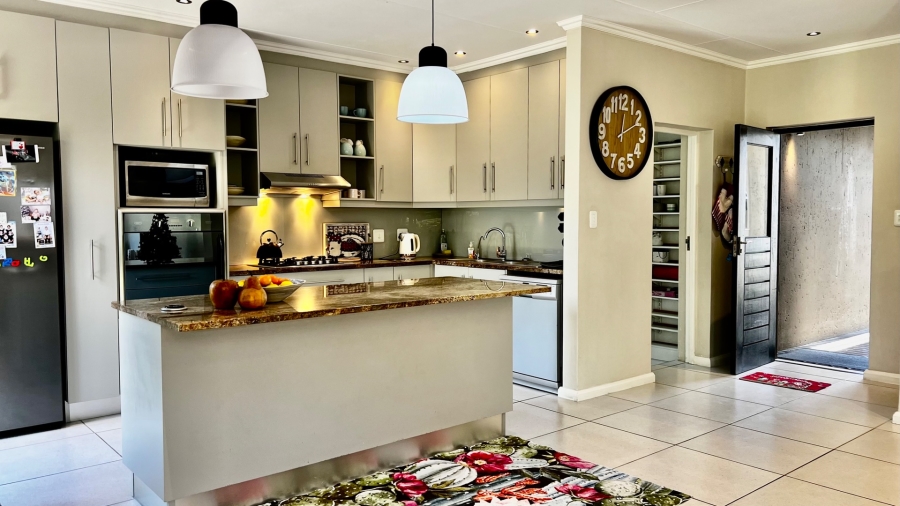 3 Bedroom Property for Sale in Earls Court Lifestyle Estate Western Cape